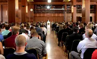 Zahlreiche Gäste feierten mit den knapp 450 Absovlenten der Eckert Schulen in der Bibliothek am Campus Regenstauf Zahlreiche Gäste feierten mit den knapp 450 Absovlenten der Eckert Schulen in der Bibliothek am Campus Regenstauf
