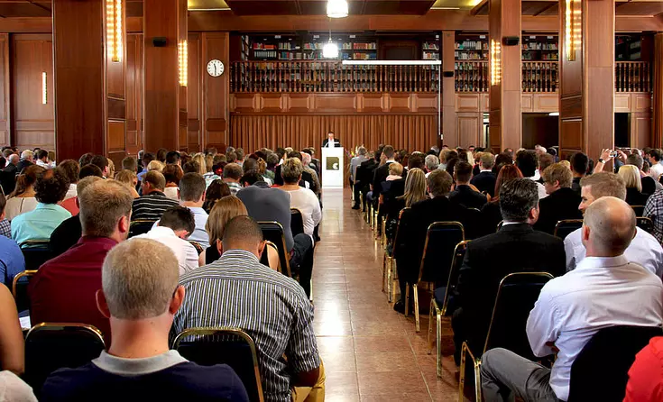 Zahlreiche Gäste feierten mit den knapp 450 Absovlenten der Eckert Schulen in der Bibliothek am Campus Regenstauf