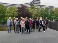 Gruppenfoto der kaufmännischen Abschlussklassen vor dem Deutschen Museum in München