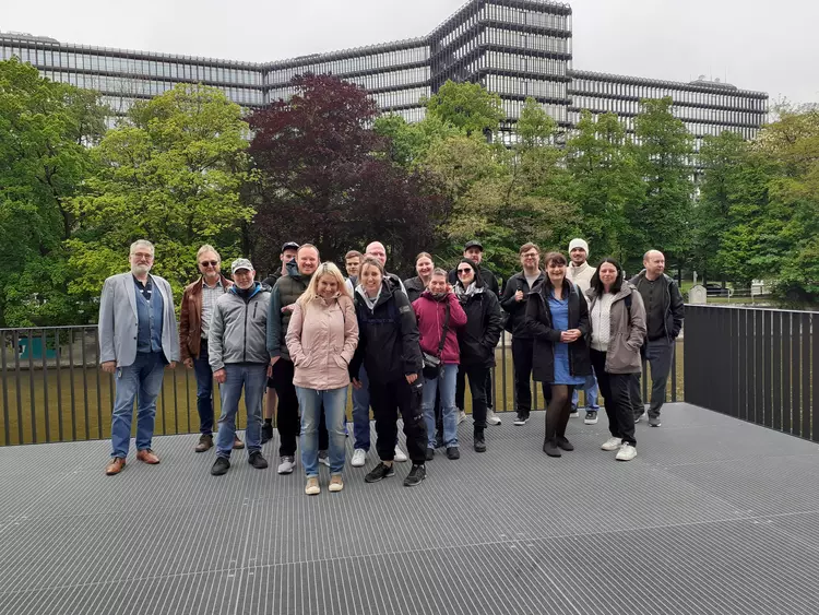 Gruppenfoto der kaufmännischen Abschlussklassen vor dem Deutschen Museum in München