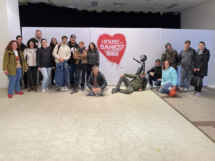 Gruppenfoto der Mediengestalter Digital und Print mit ihren Dozentinnen bei der Kunstmesse in München 2025