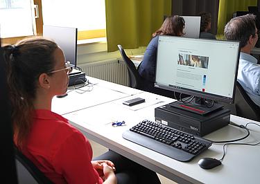 Vortrag über Moodle. Das Programm ist am Bildschirm zu erkennen
