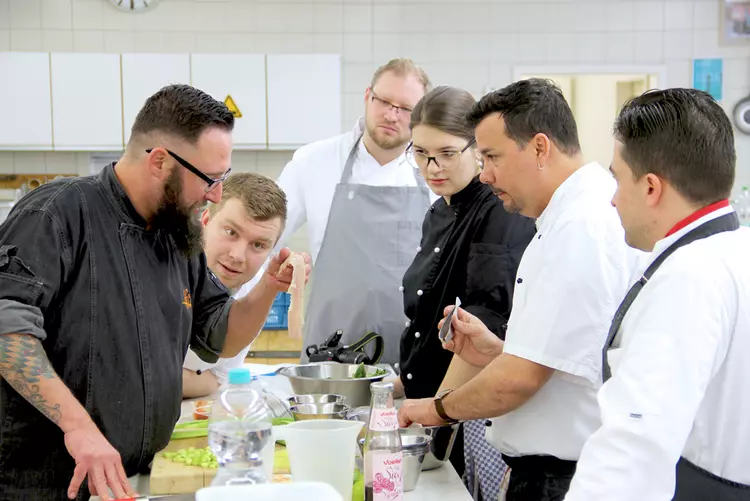 Michael Riedl gibt den angehenden Küchenmeistern IHK der Eckert Schulen ein Praxis-Update in Sachen Souse-Vide Michael Riedl gibt den angehenden Küchenmeistern IHK der Eckert Schulen ein Praxis-Update in Sachen Souse-Vide