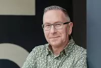 Karsten Gräßer (56) hat sich nach seiner Umschulung als Augenoptikermeister selbständig gemacht und betreibt seitdem sein eigenes Geschäft im saarländischen Riegelsberg.
