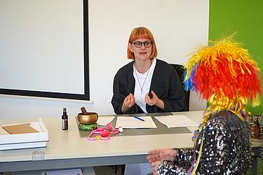 Dozentin erklärt Inhalte im Gespräch während eines interaktiven Workshops.