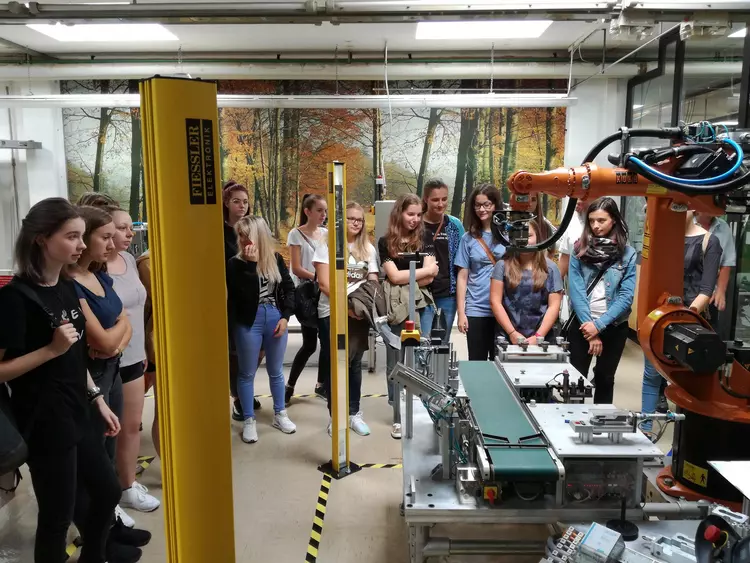 Die Schülerinnen der Mädchenrealschule Schwandorf im Automatisierungslabor der Eckert Schulen Die Schülerinnen der Mädchenrealschule Schwandorf im Automatisierungslabor der Eckert Schulen