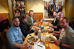 Gemeinsames Abendessen der Absolventen und Beteiligten des Industriemeister-Lehrgangs in einem Restaurant.
