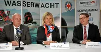 (V.l.n.r.) Siegfried Böhringer, Regenstaufs erster Bürgermeister, Ulrike Scharf, Bayerns Umweltministerin und Holger Schmitt, Geschäftsführer der NORDSEE GmbH sind vom Projekt „Schwimmen für ALLE“ begeistert.