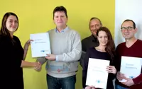 (v.l.n.r.) Ramona Seybert (Standortleiterin der Eckert Schulen Cham) bei der Zeugnisübergabe an die frischgebackenen Maschinen- und Anlagenführer IHK Bernhard Liegl, Karl-Heinz Weindl, Jessica Wissner und Refet Bucan. Nach ihrer Umschulung haben alle Abso (v.l.n.r.) Ramona Seybert (Standortleiterin der Eckert Schulen Cham) bei der Zeugnisübergabe an die frischgebackenen Maschinen- und Anlagenführer IHK Bernhard Liegl, Karl-Heinz Weindl, Jessica Wissner und Refet Bucan. Nach ihrer Umschulung haben alle Absolventen einen Arbeitsvertrag in der Tasche und blicken damit einer besseren beruflichen Zukunft entgegen.