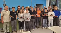 FOSBOS2 Gruppenfoto von Schülerinnen, Schülern und Lehrkräften mit selbstgebauten Miniaturlokomotiven in der Hand.