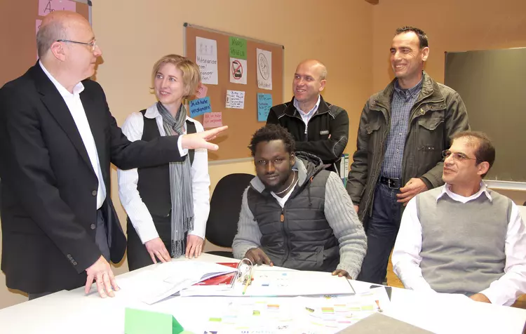 Bayerns Integrationsbeauftragter Martin Neumeyer (links) zeigte sich bei einem Besuch des Pilotprojekts „Rückenwind“ in Kelheim im Gespräch mit Standortleiterin Karin Hiltl angetan von der Idee und dem Konzept des Modells der Eckert Schulen. Bayerns Integrationsbeauftragter Martin Neumeyer (links) zeigte sich bei einem Besuch des Pilotprojekts „Rückenwind“ in Kelheim im Gespräch mit Standortleiterin Karin Hiltl angetan von der Idee und dem Konzept des Modells der Eckert Schulen.