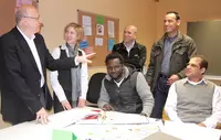 Bayerns Integrationsbeauftragter Martin Neumeyer (links) zeigte sich bei einem Besuch des Pilotprojekts „Rückenwind“ in Kelheim im Gespräch mit Standortleiterin Karin Hiltl angetan von der Idee und dem Konzept des Modells der Eckert Schulen.