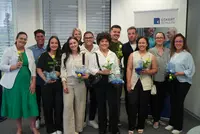 Gruppenfoto internationaler Pflegekräfte bei der Abschlussfeier an den Eckert Schulen in Dresden
