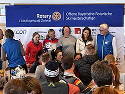 Siegerehrung Rotars Skimeisterschaft 2025 Siegerehrung Rotary Skimeisterschaft 2025: Mehrere Personen stehen vorne und freuen sich. Sie blicken lächelnd Richtung Publikum.