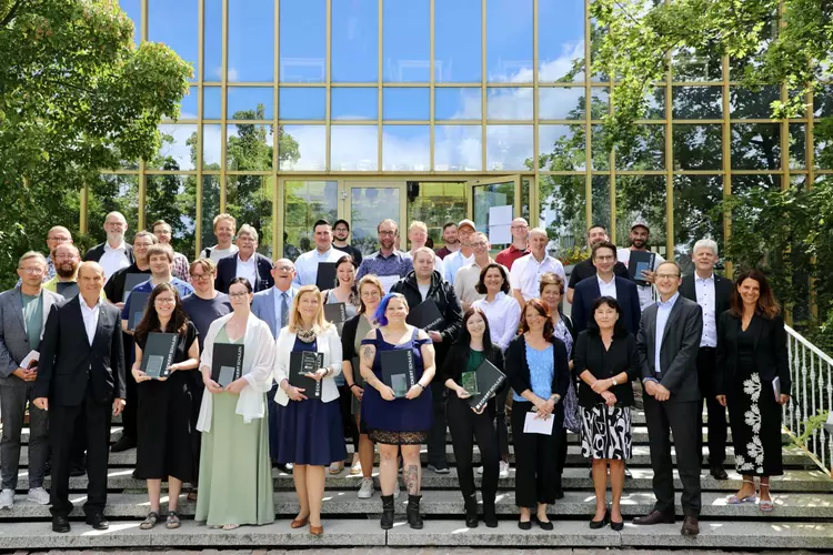 Das Kapitel „berufliche Rehabilitation“ ging für mehr als 100 Teilnehmende des Berufsförderungswerks Eckert jetzt erfolgreich zu Ende. Foto: Eckert Schulen Das Kapitel „berufliche Rehabilitation“ ging für mehr als 100 Teilnehmende des Berufsförderungswerks Eckert jetzt erfolgreich zu Ende. Foto: Eckert Schulen