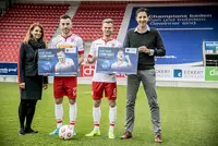 (v.l.n.r.) Andrea Radlbeck (Leitung Marketing, Aus- und Weiterbildungsberatung bei den Eckert Schulen) mit den Jahn-Profis Sargis Adamyan und Benedikt Saller sowie dem Geschäftsführer Profifußball des SSV Jahn Regensburgs Dr. Christian Keller (v.l.n.r.) Andrea Radlbeck (Leitung Marketing, Aus- und Weiterbildungsberatung bei den Eckert Schulen) mit den Jahn-Profis Sargis Adamyan und Benedikt Saller sowie dem Geschäftsführer Profifußball des SSV Jahn Regensburgs Dr. Christian Keller