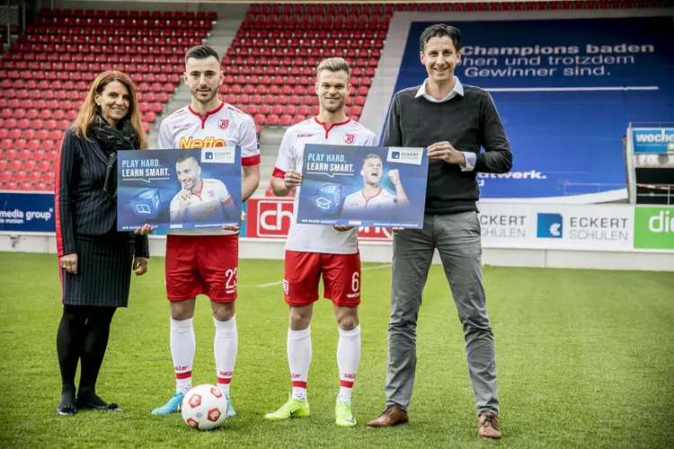(v.l.n.r.) Andrea Radlbeck (Leitung Marketing, Aus- und Weiterbildungsberatung bei den Eckert Schulen) mit den Jahn-Profis Sargis Adamyan und Benedikt Saller sowie dem Geschäftsführer Profifußball des SSV Jahn Regensburgs Dr. Christian Keller (v.l.n.r.) Andrea Radlbeck (Leitung Marketing, Aus- und Weiterbildungsberatung bei den Eckert Schulen) mit den Jahn-Profis Sargis Adamyan und Benedikt Saller sowie dem Geschäftsführer Profifußball des SSV Jahn Regensburgs Dr. Christian Keller
