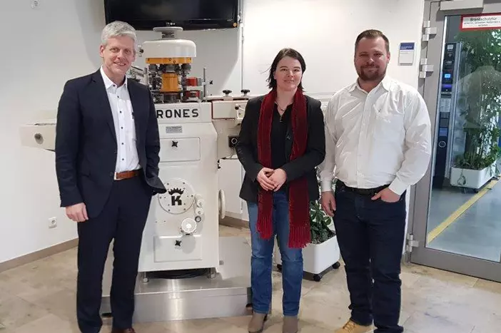 Besuch bei der Krones AG: Seit 2011 kooperieren der Weltkonzern und die Eckert Schulen in der Weiterbildung zum Staatlich geprüfter Mechatroniktechniker. Daraus entstanden ist der Techniker dual als einmaliges Bildungskonzept Besuch bei der Krones AG: Seit 2011 kooperieren der Weltkonzern und die Eckert Schulen in der Weiterbildung zum Staatlich geprüfter Mechatroniktechniker. Daraus entstanden ist der Techniker dual als einmaliges Bildungskonzept