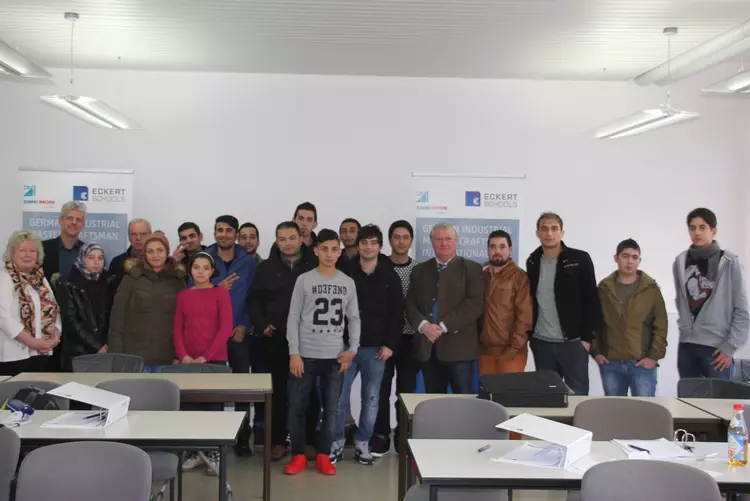 Markus-Johannes Zimmermann (Geschäftsführer der Dr. Robert Eckert Akademie, 2.v.l) und Gerald Saule (Head of Vocational Training bei den Eckert Schools International, 5.v.r.) hießen die Flüchtlinge aus Syrien und dem Irak herzlich am Campus in Regenstauf Markus-Johannes Zimmermann (Geschäftsführer der Dr. Robert Eckert Akademie, 2.v.l) und Gerald Saule (Head of Vocational Training bei den Eckert Schools International, 5.v.r.) hießen die Flüchtlinge aus Syrien und dem Irak herzlich am Campus in Regenstauf willkommen.