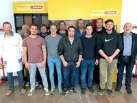 Bei der Firma Adler-Lacke holten sich die angehenden Staatlich geprüften Holztechniker der Technikerschule Regenstauf Spezialwissen vom Profi Bei der Firma Adler-Lacke holten sich die angehenden Staatlich geprüften Holztechniker der Technikerschule Regenstauf Spezialwissen vom Profi