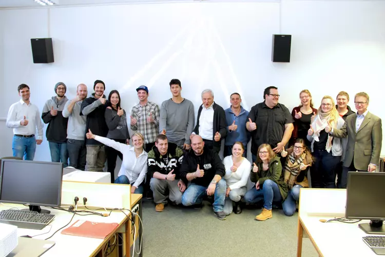 Begeisterte Gesichter: Willi Nusser (7.v.r.) brachte mit seinem Software-Tool eagleControl einzigartiges Spezialwissen an den Campus Regenstauf Begeisterte Gesichter: Willi Nusser (7.v.r.) brachte mit seinem Software-Tool eagleControl einzigartiges Spezialwissen an den Campus Regenstauf