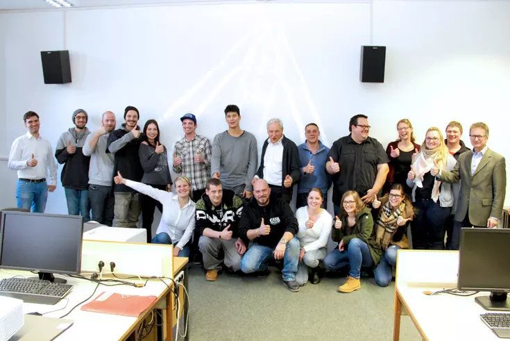 Begeisterte Gesichter: Willi Nusser (7.v.r.) brachte mit seinem Software-Tool eagleControl einzigartiges Spezialwissen an den Campus Regenstauf Begeisterte Gesichter: Willi Nusser (7.v.r.) brachte mit seinem Software-Tool eagleControl einzigartiges Spezialwissen an den Campus Regenstauf