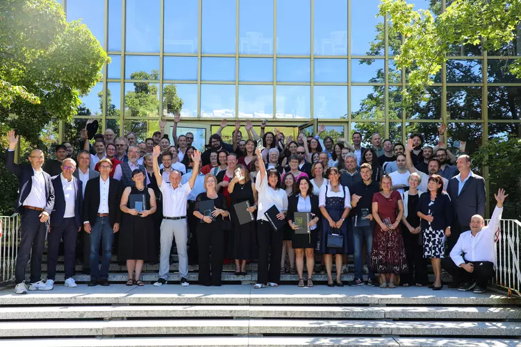 Impressionen von der feierlichen Semesterabschlussfeier am Campus Regenstauf mit Absolventinnen und Absolventen, Ehrengästen, Auszeichnungen und musikalischen Beiträgen.