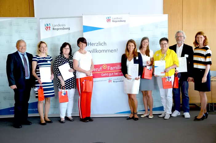 „Zur Nachahmung empfohlen“, so das Urteil der Fachjury bestehend aus Vertretern aus Verwaltung, Wirtschaft und Politik, unter dem Vorsitz von Silvia Siegler, Gleichstellungsbeauftragte des Landkreises Regensburg. „Zur Nachahmung empfohlen“, so das Urteil der Fachjury bestehend aus Vertretern aus Verwaltung, Wirtschaft und Politik, unter dem Vorsitz von Silvia Siegler, Gleichstellungsbeauftragte des Landkreises Regensburg.