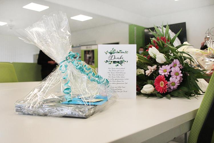 Frau Sauer erhielt zahlreiche Geschenke von Ihren Kollegen und Kolleginnen bei einer Verabschiedung im kleinen Kreis. Foto: Eckert Schulen Frau Sauer erhielt zahlreiche Geschenke von Ihren Kollegen und Kolleginnen bei einer Verabschiedung im kleinen Kreis. Foto: Eckert Schulen