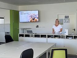 Eine Referentin gibt in der Übungsfirma Einblicke in Themen rund um Social Media und digitale Kommunikation.