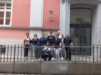 Gruppe von Teilnehmenden der KBM-Klasse vor dem Eingang des Arbeitsgerichts Regensburg.