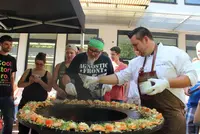 Auftakt zum Köchecamp 2017: Während der Lachs bereits am Feuerring brutzelt, bereiten Fabian Beck und TV-Koch Stefan Marquart Meerrettich und Kresse als Topping vor. Auftakt zum Köchecamp 2017: Während der Lachs bereits am Feuerring brutzelt, bereiten Fabian Beck und TV-Koch Stefan Marquart Meerrettich und Kresse als Topping vor.