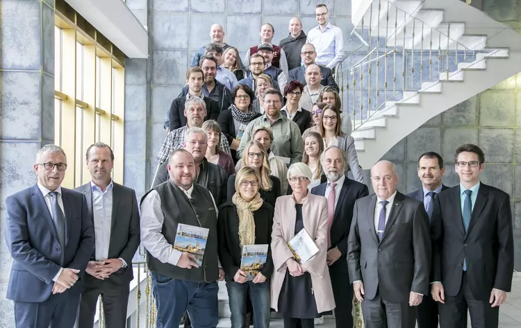 Das Berufsförderungswerk Eckert und zahlreiche Ehrengäste gratuliert den 148 Absolventen – darunter 28 Umschüler, die sich über eine Abschlussnote von 1,0 bis 1,5 freuen. Das Berufsförderungswerk Eckert und zahlreiche Ehrengäste gratuliert den 148 Absolventen – darunter 28 Umschüler, die sich über eine Abschlussnote von 1,0 bis 1,5 freuen.