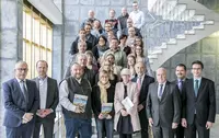 Das Berufsförderungswerk Eckert und zahlreiche Ehrengäste gratuliert den 148 Absolventen – darunter 28 Umschüler, die sich über eine Abschlussnote von 1,0 bis 1,5 freuen. Das Berufsförderungswerk Eckert und zahlreiche Ehrengäste gratuliert den 148 Absolventen – darunter 28 Umschüler, die sich über eine Abschlussnote von 1,0 bis 1,5 freuen.