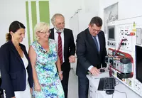 Beeindruckt von den Lern- und Lebensbedingungen am Regenstaufer Campus will der Bayerische Wirtschaftsstaatssekretär Franz Josef Pschierer (re.) enger mit den Eckert Schulen zusammenarbeiten. (V.l.n.r.) Gemeinsam mit der Marketingleiterin der Eckert Schul Beeindruckt von den Lern- und Lebensbedingungen am Regenstaufer Campus will der Bayerische Wirtschaftsstaatssekretär Franz Josef Pschierer (re.) enger mit den Eckert Schulen zusammenarbeiten. (V.l.n.r.) Gemeinsam mit der Marketingleiterin der Eckert Schulen Andrea Radlbeck, der Regensburger Landtagsabgeordneten Sylvia Stiersdorfer und dem stellvertretenden Vorstandsvorsitzenden der Eckert Schulen Gottfried Steger erkundete Pschierer die neuen Lernlabore der Technikerschule.