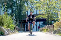 Fünf E-Bikes stehen seit August 2018 zur Ausleihe im Wohnheim 6 (Rezeption) bereit Fünf E-Bikes stehen seit August 2018 zur Ausleihe im Wohnheim 6 (Rezeption) bereit
