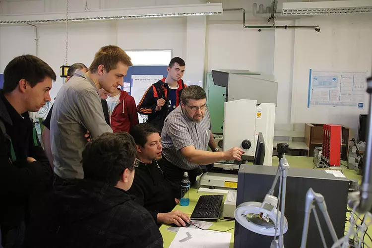 Im Qualitätslabor der Eckert Schulen zeigt Michael Dirscherl den angehenden Kunststofftechnikern die Arbeit seiner Qualitätsfachleute. Im Qualitätslabor der Eckert Schulen zeigt Michael Dirscherl den angehenden Kunststofftechnikern die Arbeit seiner Qualitätsfachleute.
