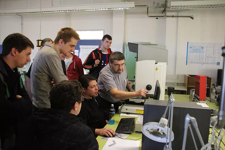Im Qualitätslabor der Eckert Schulen zeigt Michael Dirscherl den angehenden Kunststofftechnikern die Arbeit seiner Qualitätsfachleute. Im Qualitätslabor der Eckert Schulen zeigt Michael Dirscherl den angehenden Kunststofftechnikern die Arbeit seiner Qualitätsfachleute.