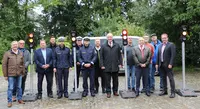 Johann Niedermeier (Dozent, Dr. Eckert Akademie, links) gemeinsam Franz Löffler (Landrat des Landkreises Cham), Martin Stoiber (erster Bürgermeister Cham), Christian Schindler (1. Vorsitzender der Kreisverkehrswacht Cham e.V.) und weiteren Projektpartnern Johann Niedermeier (Dozent, Dr. Eckert Akademie, links) gemeinsam Franz Löffler (Landrat des Landkreises Cham), Martin Stoiber (erster Bürgermeister Cham), Christian Schindler (1. Vorsitzender der Kreisverkehrswacht Cham e.V.) und weiteren Projektpartnern und Sponsoren bei der Übergabe der Ampelanlagen am Landratsamt Cham. (Foto: Eckert Schulen)
