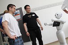 Der kleine, freundliche Roboter namens „Pepper“ war der heimliche Star des Tags der offenen Tür 2018. Er begrüßte die Besucher und lud sie zu einem Tänzchen ein.