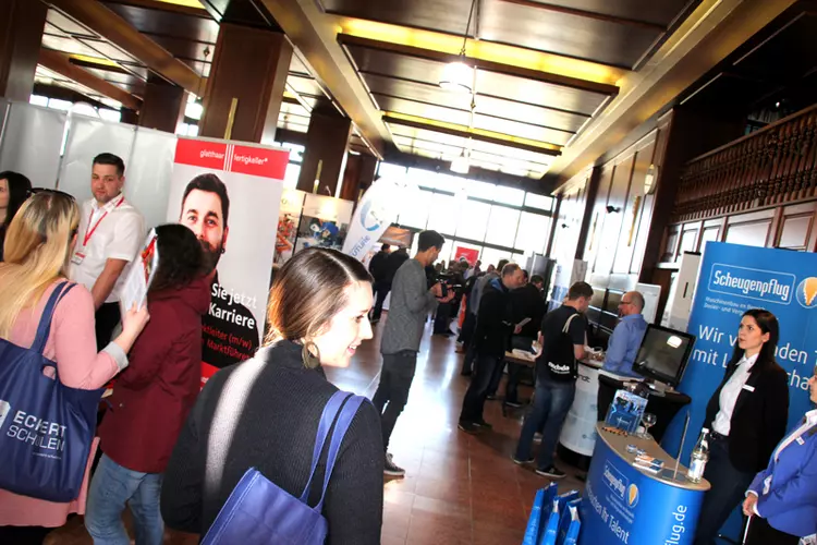 Volles Haus in der Bibliothek am Campus Regenstauf: Die Jobbörse der Eckert Schulen schreibt 2018 zum sechsten Mal in Folge Rekordwerte: Der 15. März war für über 1.000 Besucher und 65 Ausstellerfirmen ein Pflichttermin. Volles Haus in der Bibliothek am Campus Regenstauf: Die Jobbörse der Eckert Schulen schreibt 2018 zum sechsten Mal in Folge Rekordwerte: Der 15. März war für über 1.000 Besucher und 65 Ausstellerfirmen ein Pflichttermin.