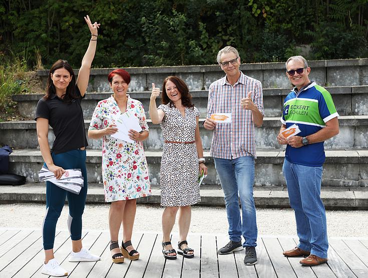 Die Teamcoaches (von links nach rechts): Lavinia Albescu (Team NEW), Andrea Kurz (Team ELD), Erika Dani (TEAM MA), Markus Kerscher (Team BIT) und und Reinhold Rieger (Team HEAVY). (Foto: Eckert Schulen) Die Teamcoaches (von links nach rechts): Lavinia Albescu (Team NEW), Andrea Kurz (Team ELD), Erika Dani (TEAM MA), Markus Kerscher (Team BIT) und und Reinhold Rieger (Team HEAVY). (Foto: Eckert Schulen)