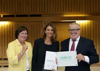Verleihung des MINT-Zertifikats an die Eckert Schulen (v.l.n.r. Dr. Ellen Walther-Klaus, Geschäftsführerin der MINT-Initiative, Andrea Radlbeck, Marketing + Unternehmenskommunikation Eckert Schulen, Thomas Sattelberger, Vorstandsvorsitzender der MINT-Init Verleihung des MINT-Zertifikats an die Eckert Schulen (v.l.n.r. Dr. Ellen Walther-Klaus, Geschäftsführerin der MINT-Initiative, Andrea Radlbeck, Marketing + Unternehmenskommunikation Eckert Schulen, Thomas Sattelberger, Vorstandsvorsitzender der MINT-Initiative)