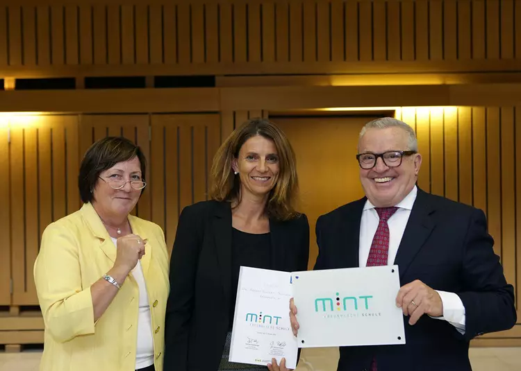Verleihung des MINT-Zertifikats an die Eckert Schulen (v.l.n.r. Dr. Ellen Walther-Klaus, Geschäftsführerin der MINT-Initiative, Andrea Radlbeck, Marketing + Unternehmenskommunikation Eckert Schulen, Thomas Sattelberger, Vorstandsvorsitzender der MINT-Init Verleihung des MINT-Zertifikats an die Eckert Schulen (v.l.n.r. Dr. Ellen Walther-Klaus, Geschäftsführerin der MINT-Initiative, Andrea Radlbeck, Marketing + Unternehmenskommunikation Eckert Schulen, Thomas Sattelberger, Vorstandsvorsitzender der MINT-Initiative)