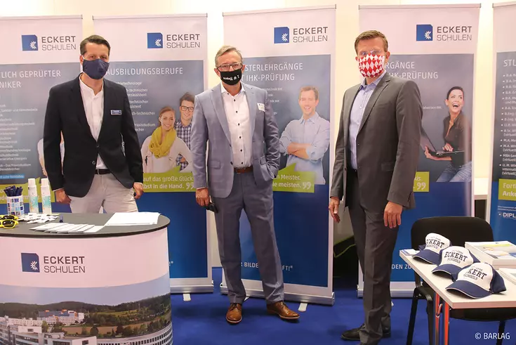 Auch der Nürnberger Oberbürgermeister Marcus König (rechts) besuchte Stephen Koller (Kaufmännischer Leiter des Regionalen Bildungszentrums und Fernlehrinstituts der Eckert Schulen, mittig) am Messestand. Mit im Bild: Stefan Süß (Geschäftsführer der BARLAG Werbe- & Messeagentur).