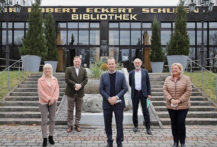 Bayerns Arbeits- und Sozialministerin Carolina Trautner will die Chancen beruflicher Weiterbildung künftig noch stärker in den Fokus rücken, wie sie bei einem Besuch am Campus der Eckert Schulen in Regenstauf (Kreis Regensburg) deutlich machte. Bayerns Arbeits- und Sozialministerin Carolina Trautner will die Chancen beruflicher Weiterbildung künftig noch stärker in den Fokus rücken, wie sie bei einem Besuch am Campus der Eckert Schulen in Regenstauf (Kreis Regensburg) deutlich machte.