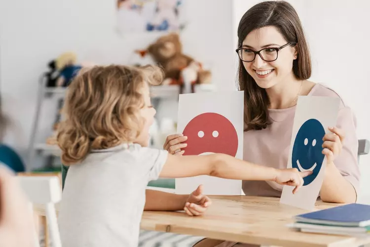 Der DIPLOMA Bachelor of Arts (B.A.) Soziale Arbeit am Studienzentrum in Regenstauf bereitet Studenten optimal auf die unterschiedlichen Einsatzgebiete in der Sozialen Arbeit vor. (Foto: Shutterstock) Der DIPLOMA Bachelor of Arts (B.A.) Soziale Arbeit am Studienzentrum in Regenstauf bereitet Studenten optimal auf die unterschiedlichen Einsatzgebiete in der Sozialen Arbeit vor. (Foto: Shutterstock)