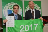 Dr. Christian Barth (Amtschef, re.) überreichte Walter Stöhr (Prokurist der Dr. Eckert Akamdemie) die Auszeichnung Umweltschule Europa für die Eckert Schulen