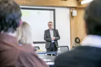 Friedrich Reiner - Geschäftsführer des Berufsförderungswerkes Eckert - eröffnete das FachForum 2019 - diesmal rückten praxisorientierte Einblicke in ausgewählte Ausbildungen und Themenkomplexe der Fachdienste in den Themenfokus Friedrich Reiner - Geschäftsführer des Berufsförderungswerkes Eckert - eröffnete das FachForum 2019 - diesmal rückten praxisorientierte Einblicke in ausgewählte Ausbildungen und Themenkomplexe der Fachdienste in den Themenfokus