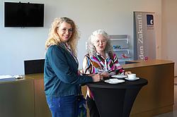 Zwei Vertreterinnen der Leistungsträger beim Networking.